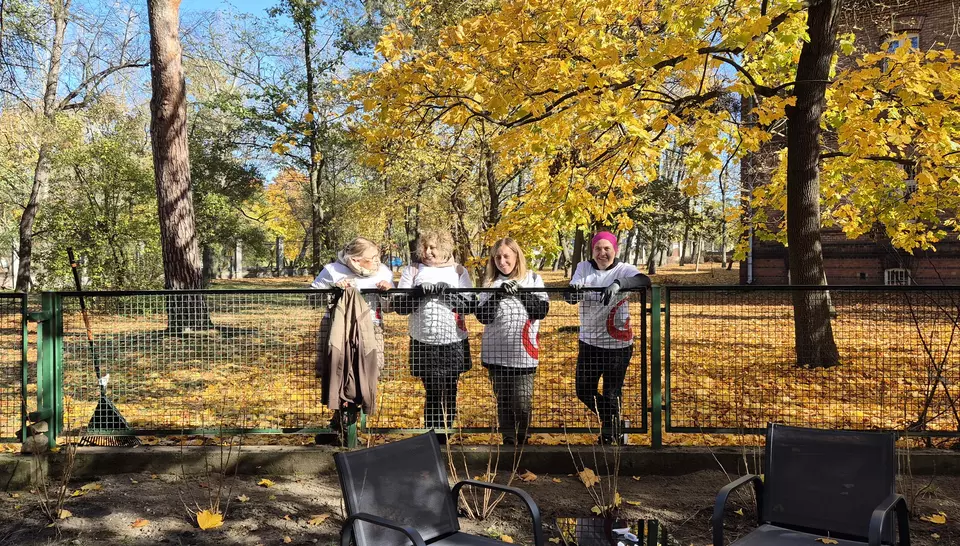 Nowy ogród dla pacjentek szpitala w Tworkach karuzela